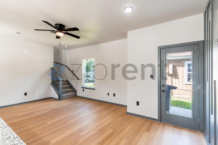 Building Photo - Unit A