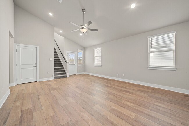 Building Photo - 219 Pinnacle Ln