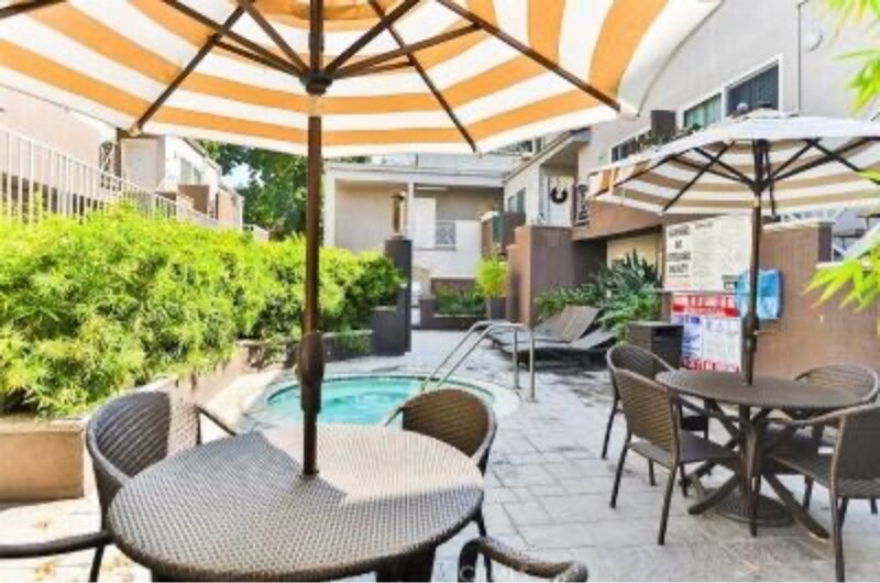 Building Photo - 355 N Maple St