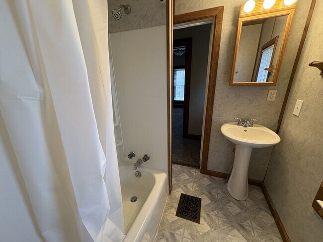 Building Photo - 3-Bedroom House on Corner Lot