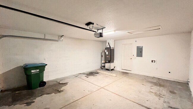 Building Photo - BEAUTIFUL 3/2 w/ office HOME in Deltona!