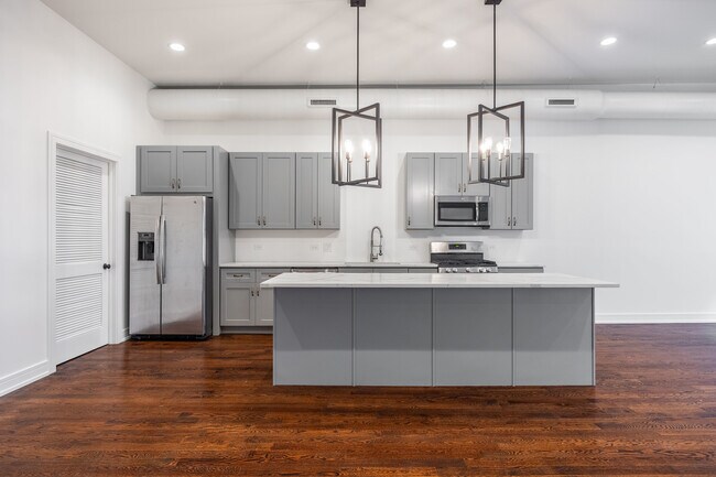 Building Photo - 2500 W Chicago Ave