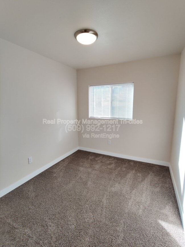 Building Photo - 44102 Dimmick Rd