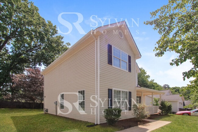 Building Photo - The living is easy in this 3 bedroom, 2 bathroom home