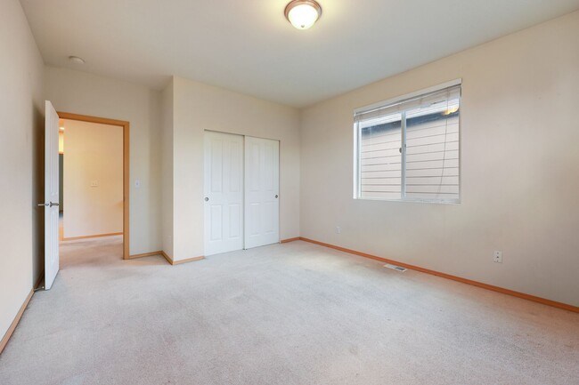 Building Photo - Move in special - same rate with lease to ...