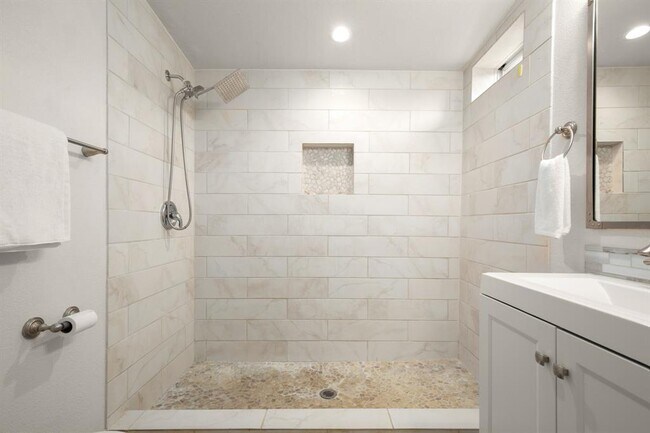 Building Photo - 918 W 3rd St