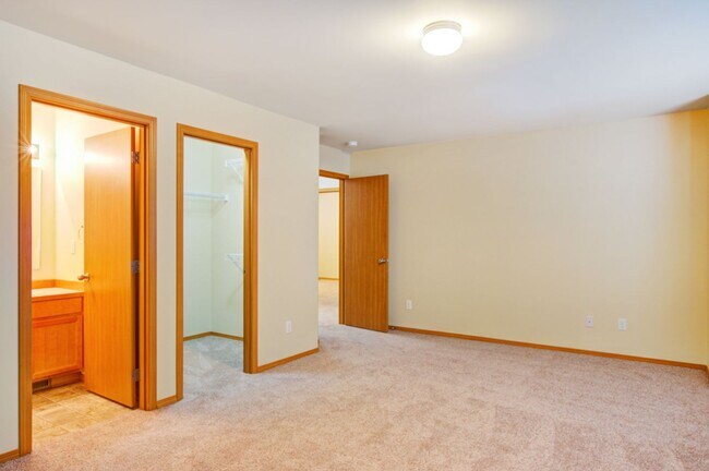 Building Photo - **$500 MOVE IN CREDIT if move in occurs pr...