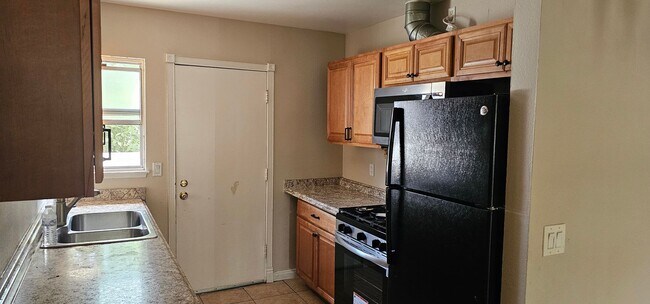 Building Photo - 3 bedroom 2 Bath Single Level Home