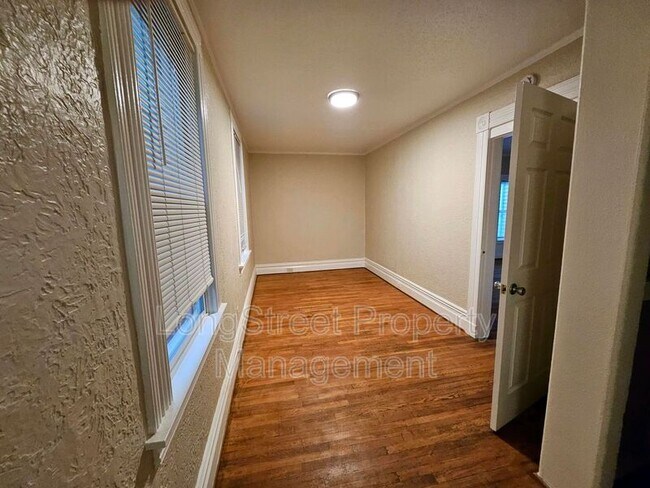 Building Photo - 634 SW Grant St.