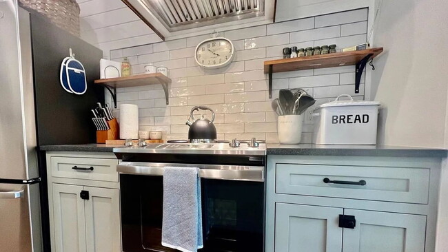 Building Photo - Low Country Cottage located in the Heart o...