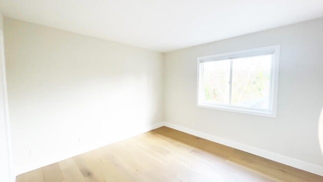 Building Photo - 1911 Easton Dr