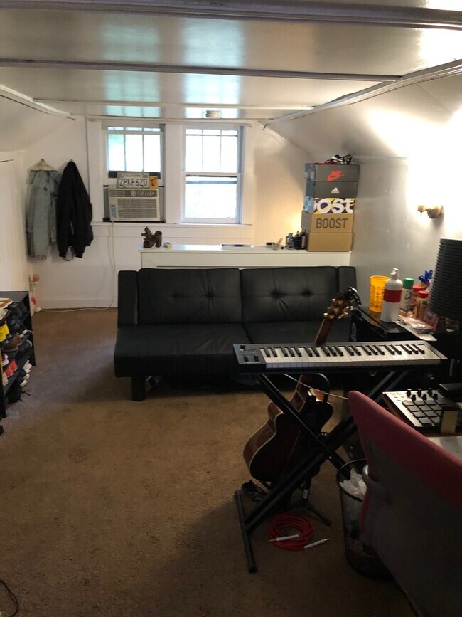Building Photo - 3 Bedroom Available August 2026;  Monthly ...