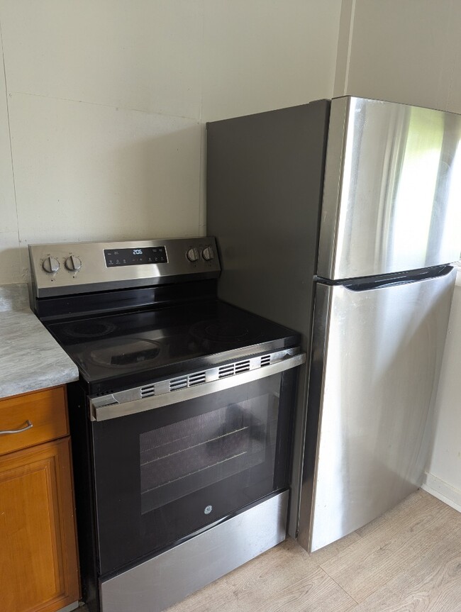 Building Photo - 1 Bed 1 Bath Apartment with one parking.  Tenant pay all utilities.