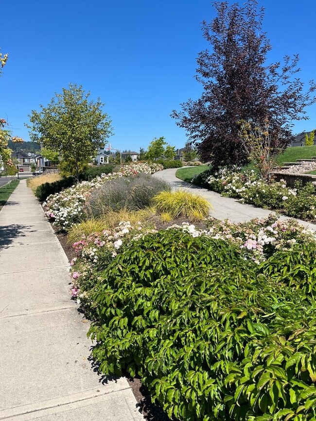 Building Photo - Beautiful Newer Townhome in Tigard