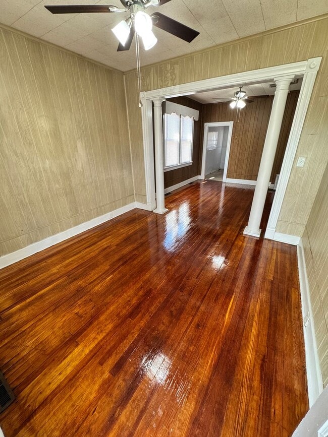 Building Photo - 2 bedroom house in Church Hill! Central air, yard, all electric and laundry!