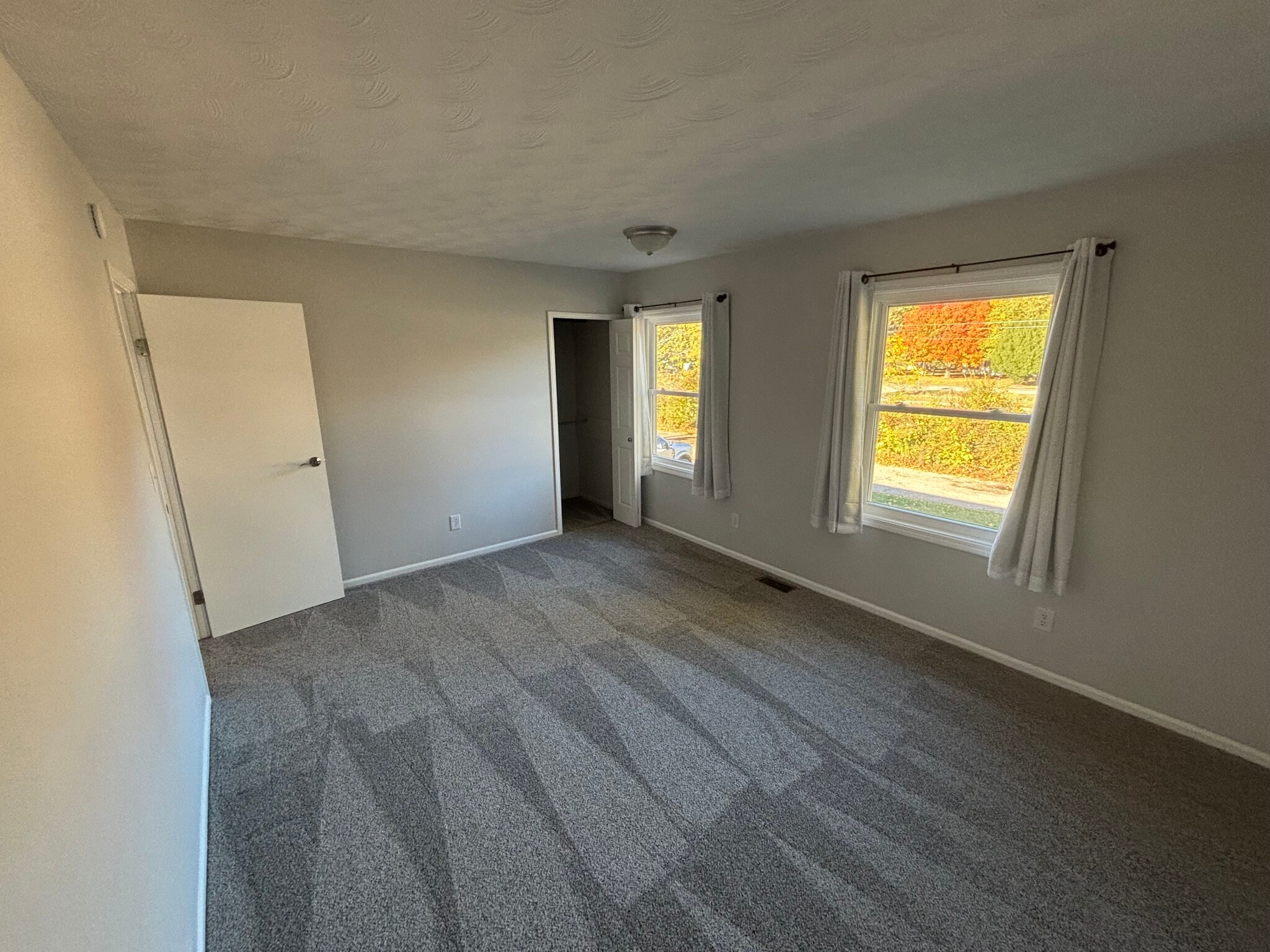 Building Photo - 895 N Cedar Rd