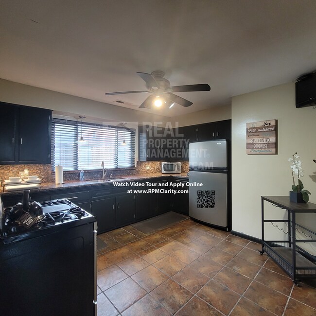 Building Photo - 2458 Kenwood Blvd