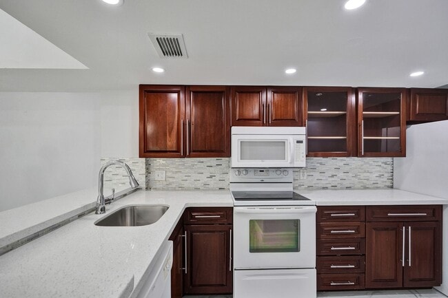 Building Photo - Renovated and Updated 2 Bed, 2 Bath Condo ...