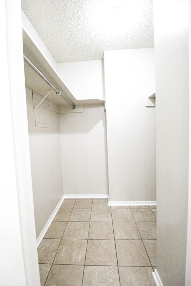 Building Photo - 3223 Tree Grove Dr