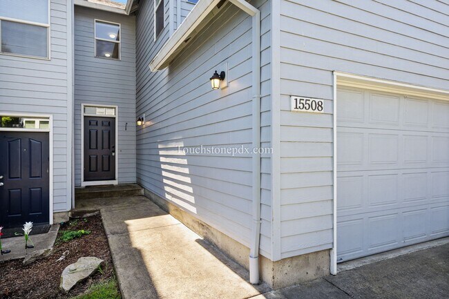 Building Photo - Updated 2 Bed/2 Bath Home in Private Gated Community!