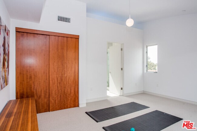 Building Photo - 1217 Cabrillo Ave