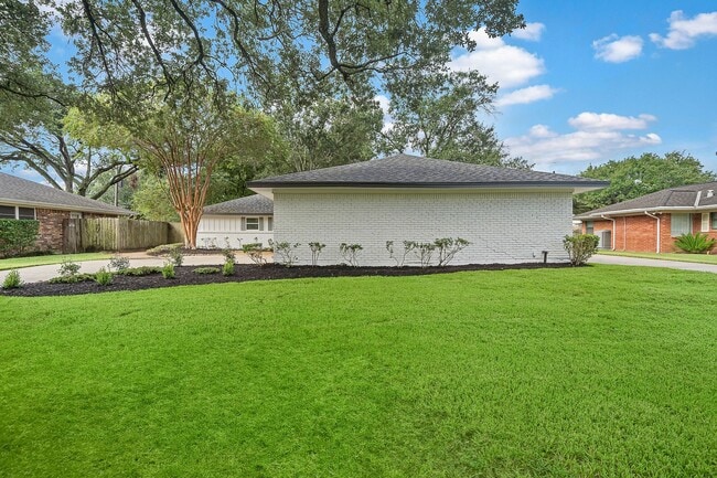 Building Photo - 5123 Willowbend Blvd