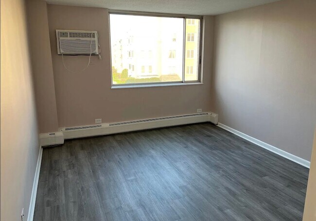 Building Photo - 2211 S Stewart Ave