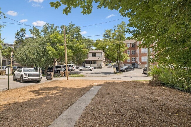 Building Photo - 1604 17th Ave S