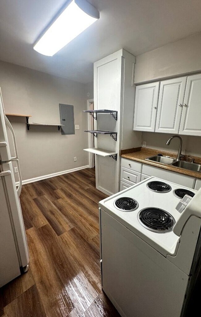 Building Photo - Charming two bedroom and one bath home available to rent