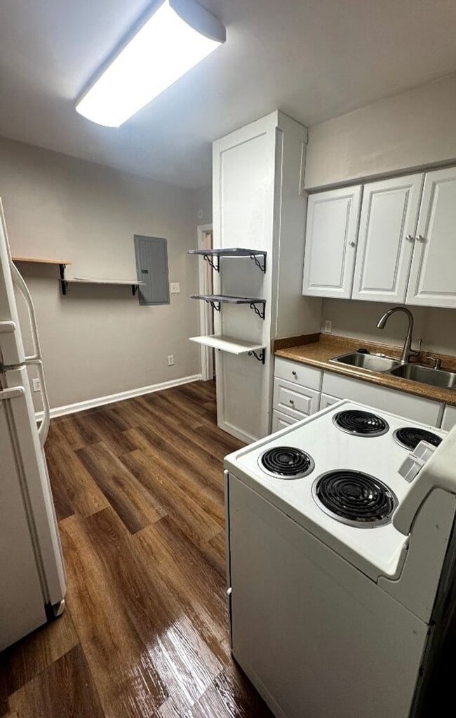 Building Photo - Charming two bedroom and one bath home available to rent near River Rd