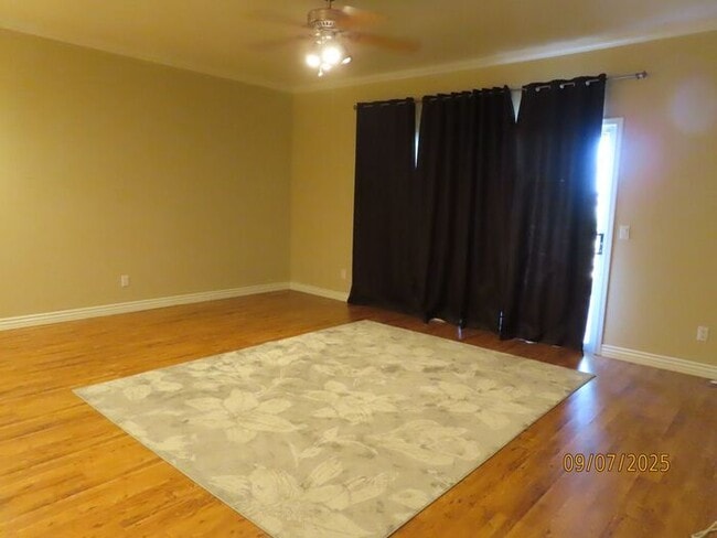 Building Photo - 4 Bedroom 2.5 Bath w/3 Car Garage in Super...