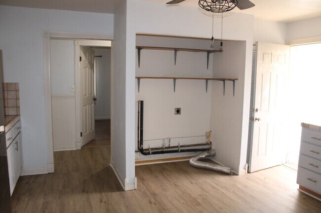 Building Photo - Gated Three Bedroom, 1 Bathroom House in Bay Point