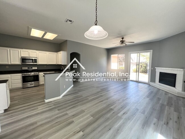 Building Photo - Spacious 4bd/2ba Elk Grove House with 3 Car Garage!