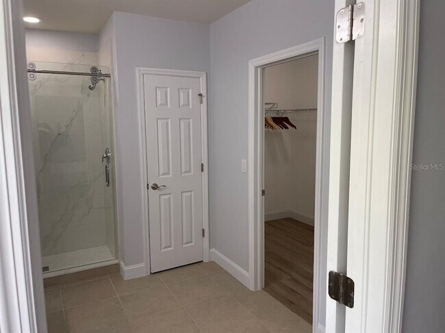 Building Photo - 690 Hadley Pl E