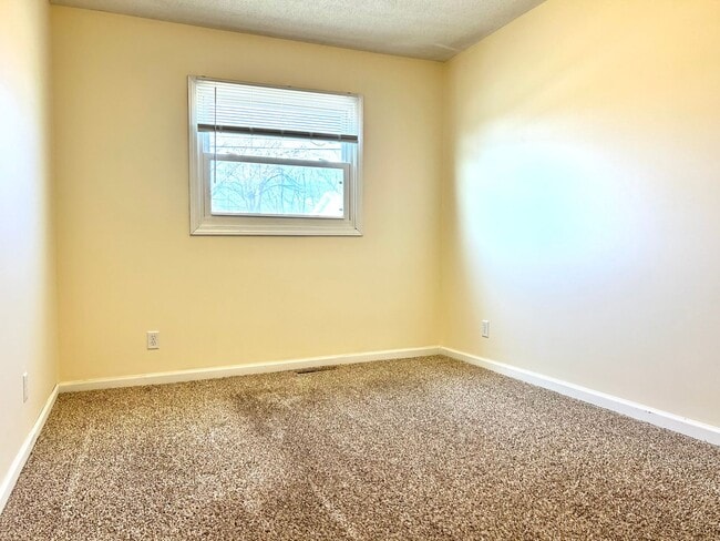 Building Photo - MOVE IN SPECIAL - 1/2 Off Move in Rent