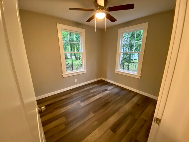 Building Photo - 2310 Aintree Ave