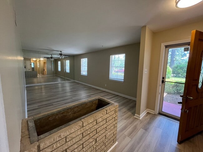 Building Photo - Recently Updated Three Bedroom House in Po...