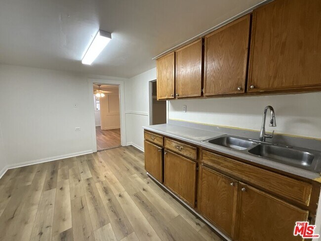 Building Photo - 828 E 6th St