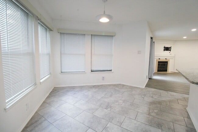 Building Photo - 14018 N Hills Village Dr