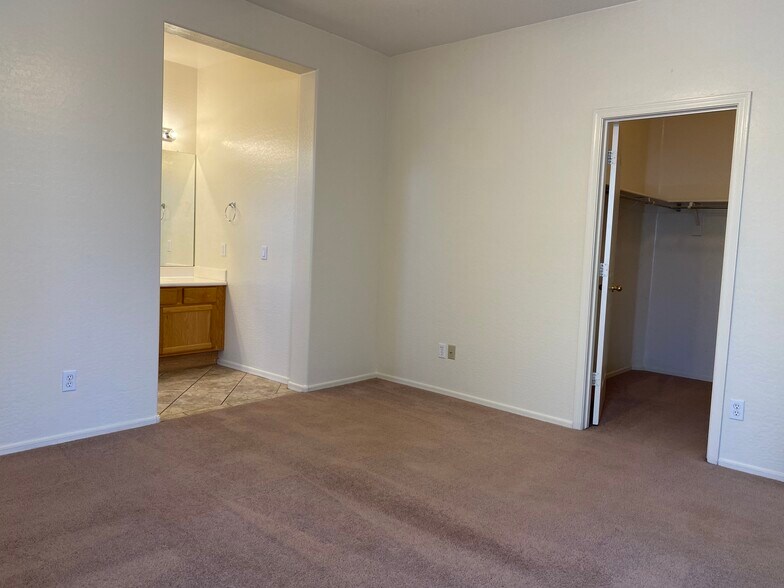 Building Photo - 3265 E Hampton Ln