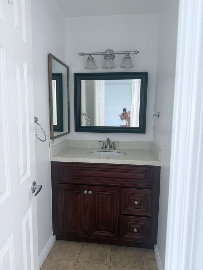 Building Photo - Price Reduction plus Move-in Special 3 Br ...