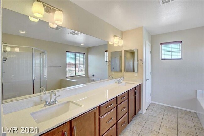 Building Photo - Gated community - 4 bedrooms - 3 baths