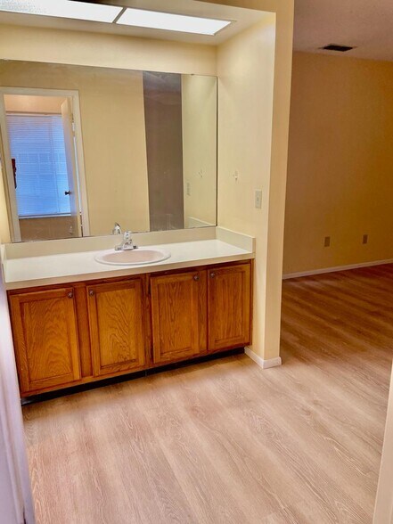 Master bedroom - 4377 White Pine Ave