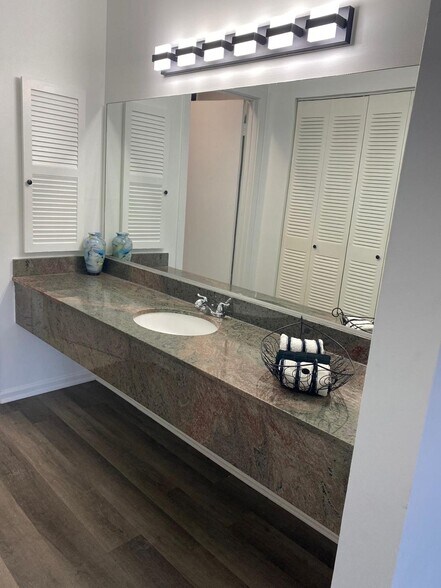 Building Photo - 1919 Prairie Sq