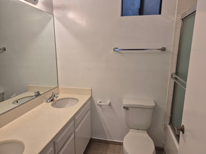 Building Photo - Dicken's Court Apartments