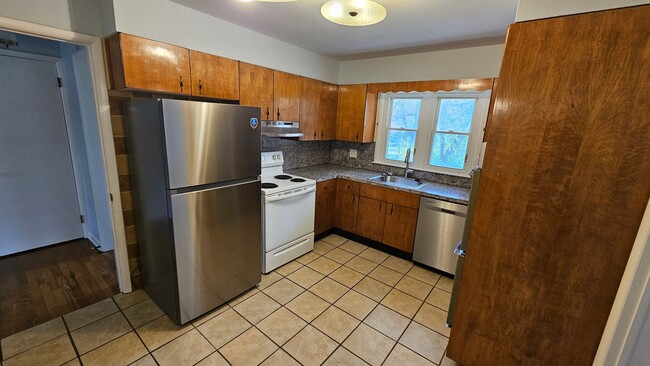 Building Photo - 4 Bedroom Single Family Home