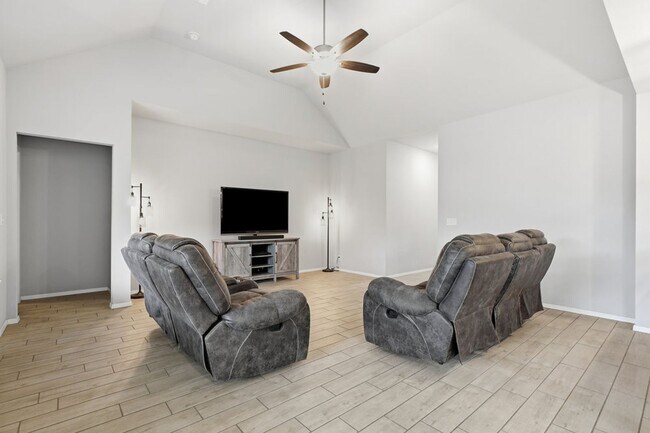 Building Photo - Welcome to this exceptionally well maintained like new home located in the Estates at Morrow Place