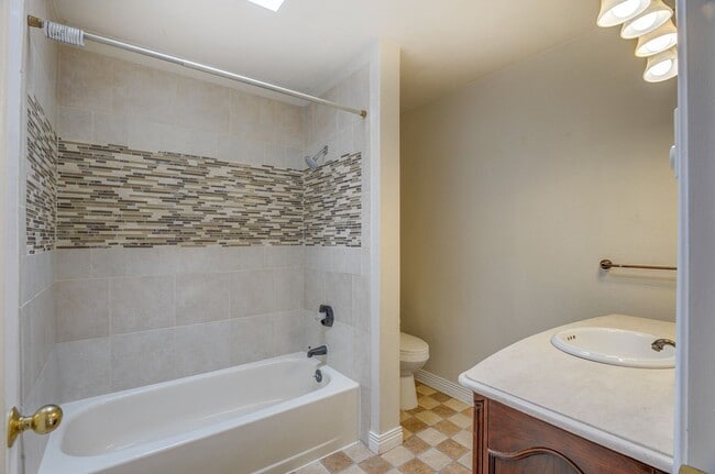 Building Photo - Charming Home in Sought-After Lower Kennydale