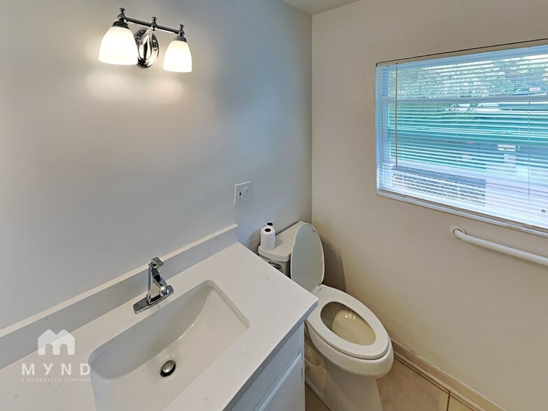 Building Photo - 809 Woodside Ave