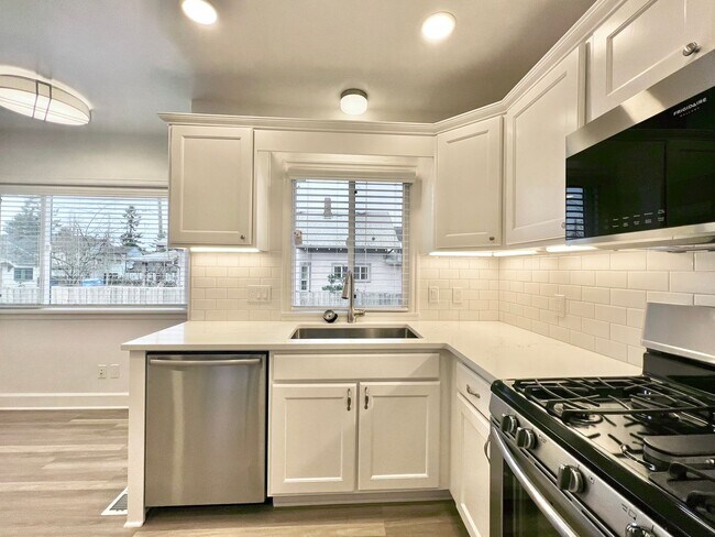 Building Photo - Newly Renovated 3 bed 2 bath With Huge Bac...